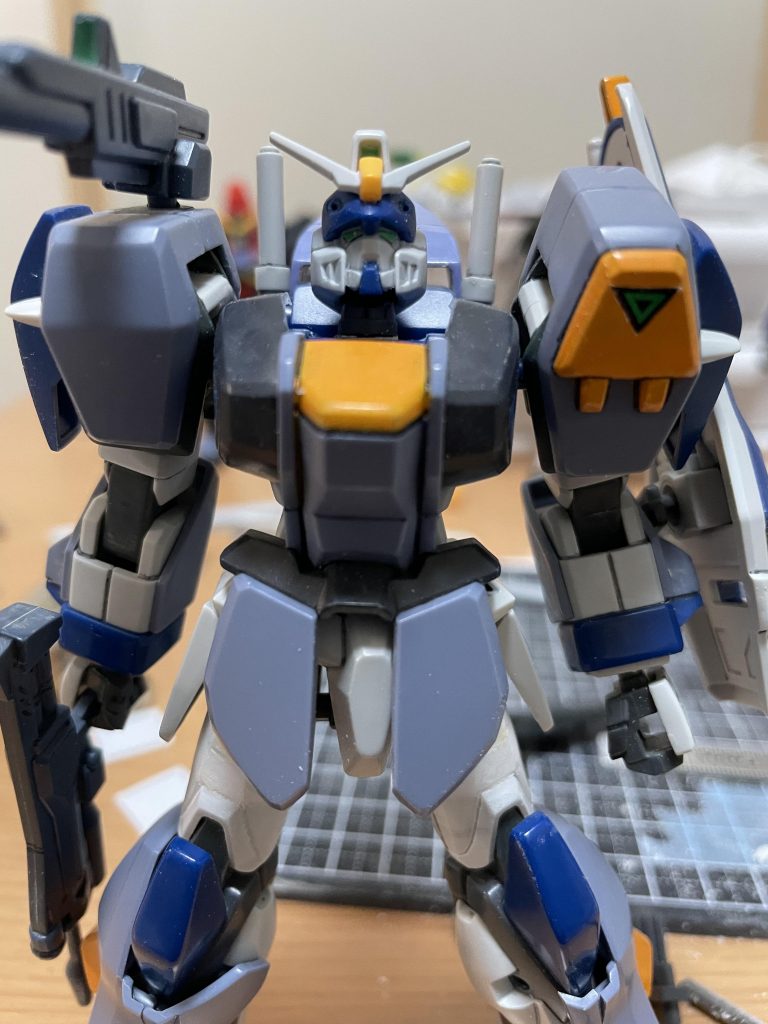 首の付け根の取り付けを1ミリ程上にあげてエボパテで固定しているので首がもげずにしっかり首の可動クリアランスを確保できました。腰はアーマで隠れたので差し込みを緩くして3ミリほどかさあげをすると腰が回せるようになりました。