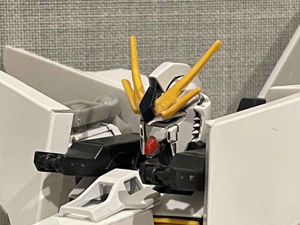 頭部は劇場版のデザインを意識して、マスクの小型化と顎下にグレーのプラ板を配置、アンテナは分解して組み替え。
