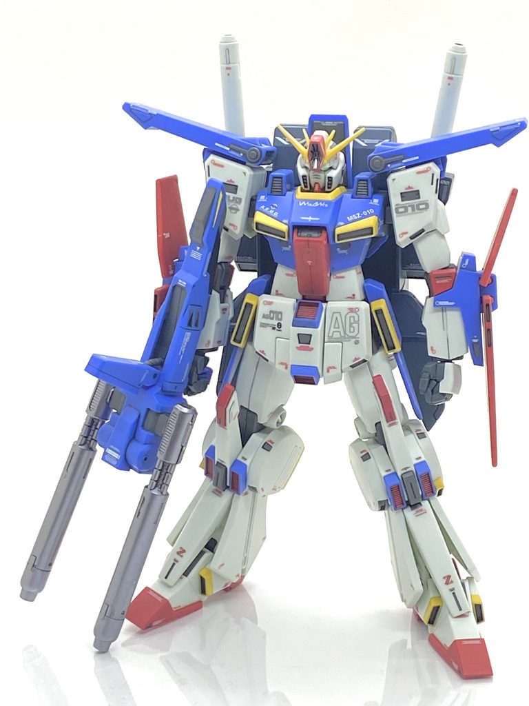 HGUC No.111 MSZ-010 ダブルゼータガンダムを成形色仕上げ＋αで作ってみました。ZZガンダムは人気があるのか無いのかよくわからない機体です(笑)。昔のHGではガンダム、マーク2、ゼータと並びリニューアルされたりMGでは二種類出たりと恵まれている感じですがHGUC化は10年以上待たされたりRGやPGではキット化されてなかったりと基準がよくわからないです。後輩ガンダムのユニコーンやアナザーのウイングゼロ、ストライクフリーダム、エクシアなどにはキット化の展開で負けている気がしますがZZガンダムは絶対にνガンダムと並んで欠かせない存在で是非ともRGやPGでのキット化を今でも切望しています。HGUCのZZガンダムはデザイン上の制約のせいか可動範囲はそれほど広くはないのですが細マッチョ的なスタイルはかなり格好良くて、人気のせいか今のガンプラを取り巻く環境では中々手に入りにくいキットの一つでもあると思います。今回はジュドーの愛機としてのヒーロー性とZガンダムに繋がる機体をイメージして新旧MGのデカールも使い、エゥーゴの新たなフラグシップ機のZZガンダムを目指す事にしました。
