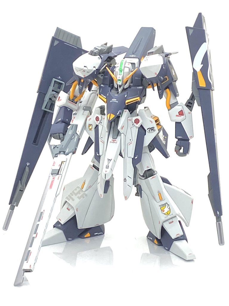 HGUCのギャプランTR-5［フライルー］を成型色仕上げ＋αで作ってみました。この機体の出るADVANCE OF Ζは今でも大人気のコンテンツでヘイズル系やウーンドウォート系の作例はガンスタ様でも見ますし、このフライルーもカッコいい作例がありました。電撃ホビーは創刊時から買っていましたのでADVANCE OF Ζもリアルタイムで見る事が出来て当時出たムックや小説も買いました。最初見た時は同じフォトストーリーの先例でありますガンダムセンチネルの影響をモロに受けていると思いましたが回想編と裁判編を交互に入れる事によってドラマ性を出し、作例に取れる時間も取れるとも思っていました。警察やミステリー小説の第一人者であります今野敏先生が書いてますから臨場感がありながらも読みやすく、月一の楽しみにしてました。作例も電撃ホビーのエースモデラ―達が魅力的に作ってましたが・・・自分は特に空山竜司先生のファイバーを見て「何なのだ、あれは・・・？」とガブリエル・ゾラみたいに呟いてしまう程に衝撃を受けました(笑)。フライルーとファイバーの元の機体は同じでも全然違いますがなるべくは元設定通りに作ってみようと思います。