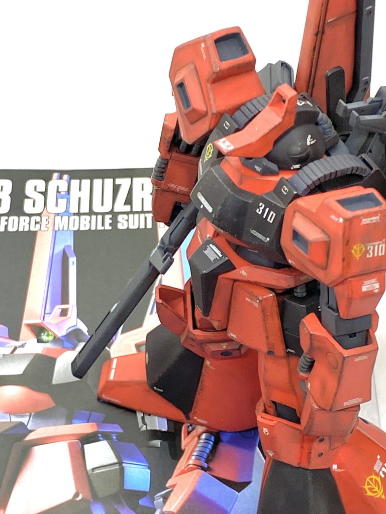 最後は説明書と。20年以上前のHGUCをベースにしてますから至る所に合わせ目があり、特にグライ・バインダーは大きい上にモナカ割りなので処理に大変な手間が掛かると思っていたのですが・・・素晴らしい切削力のある神ヤスのおかげであっという間に形になり、工具の進化は凄いと思いました。塗料もオレンジ部にピッタリなガイアカラーのスカーレット、メッキ感抜群なアーティストマーカー ラウンドシルバー、上品なつや消しになりますMr.カラーGXスーパースムースクリアーと一昔前には無い高性能な塗料、そしてらいだ~Joe様のお気軽汚しのおかげで改造パーツが出た当時の自分には出来ないシュツルム・ディアスを作る事が出来ました。素立ちですとグライ・バインダーや長いスカートのおかげで迫力満点で長い時間眺めてしまいます。連邦使用のハイザックやグリーンカラーのリックドム2と並んで大変再版されにくいキットの上に手間が掛かりますが・・・出来上がれば可動範囲は狭くても全然悪くないカッコイイキットなのでお勧めします。ご覧して頂きありがとうございました。