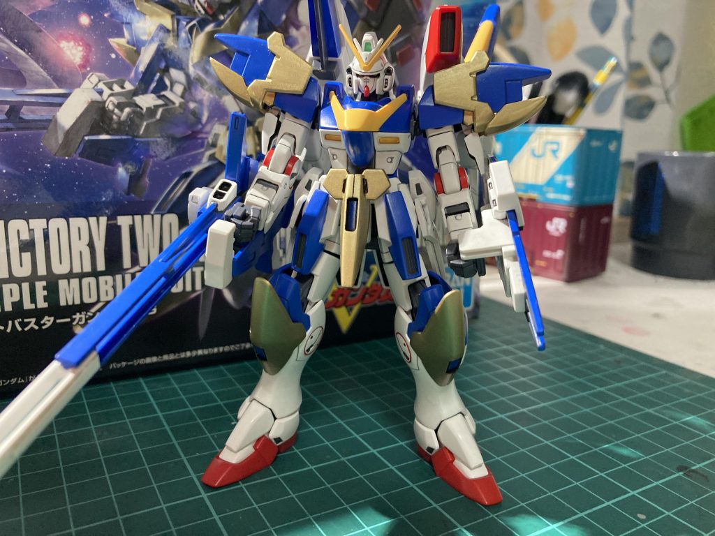 遡る事7年前発売のキット。2015年とか全然最近だし!と思ってしまうのは悲しきかな重ねた年齢の成せる業。この小型ながらもゴテゴテしたデザイン、その上で自立は全く問題無いところは脅威という他無いです。思った以上に合わせ目は多かったですが、そこはそんなに苦ではありませんでした。このフルアーマー感に男のロマン感じますよね〜。