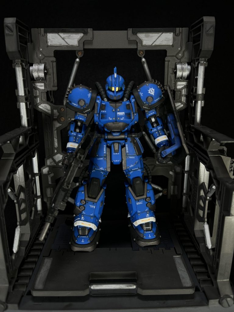 機体の設定ですが、ブグをさらに装甲面で改良し、防御力を上げるという脳内設定で、装甲を現地で追加しているのでリベットでの装着になっているという言い訳をしています。ガンプラやってて「現地で追加」って言葉嫌いな人いないんじゃないかなって思ってます。(この言葉好きな人、ぜひいいね！お願いします笑)