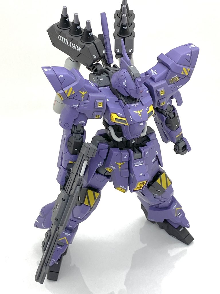 プロトタイプサザビーともいえるバルギルなのでサザビーと共通の部分が多数ありますから各部のスラスターはイエローにしました。ムーンガンダムと頭以外は同じなのでハイディテールで腰や頭やふんどしの一部をグレー、バックパックのヒートシンクっぽい箇所を金に塗り分けて少しだけオリジナル感を出しました。細部は筆塗りなので筆ムラになる事もなるのでそういう所はコンパウントで磨き、つや消し吹きますと全然わからなくなります。
