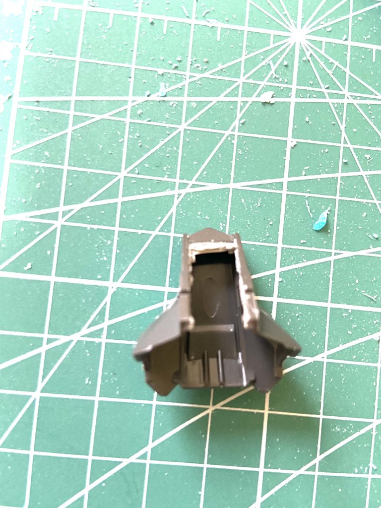 龍の頭部はSDバルバトスのパーツを用いています、そこの部分をカッターなどで切りプラ板を使って龍の口ぽく見せています。