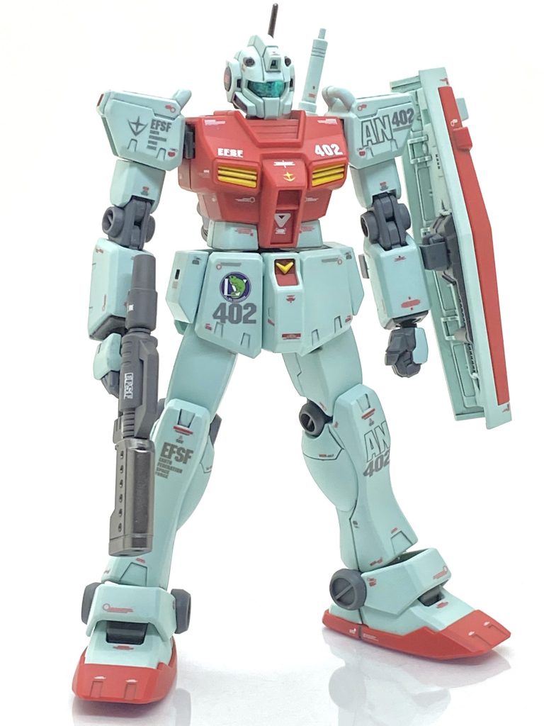 先日、仕事で東京に行く機会があり、僅かに時間が取れたので久しぶりにガンダムベースへ行けました。欲しかったガンダムベース限定のHGザクやHGUCユニコーンガンダムのデカールなど買えたのですが前からシステムウェポンは気になっていて「ジムに使うか」と思い、スプレーガンとハイメガランチャーが入ってる008を一緒に買いました。システムウェポンは初めて作ったのですがディテールの良い手まで付いていてお得だと思います。ジム改はセンサーの付いたスプレーガンがMGには付いてましたが自分にはスクラッチは無理なので連射型のスプレーガンを作り差別化を図りました。