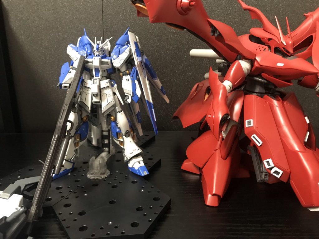 ナイチンゲールの武装を持たせてみるとこの通りでかい！そして今更気づいたのですが今回過去に撮りすぎてて背景とポージング、カメラのブレが凄い酷いです