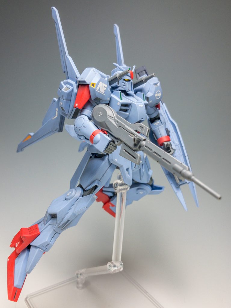 ビーム・キャノンで。バックパックが可動し、キャノンの銃身が傾きます。