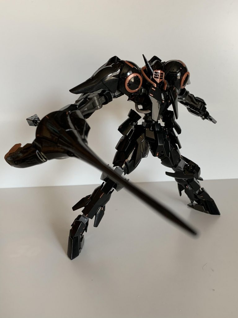 ○魔導槍『アングリフランツェ』二門の魔導砲を備えたランス。魔導砲は速射性は高いが小口径である為、牽制に用いられる。本来はレイヴァスキンを使用した量産品だが、改修でカルマートメッキを施したブランジエッジ製の穂先を持ち、ダークライトの芯を通してある。 