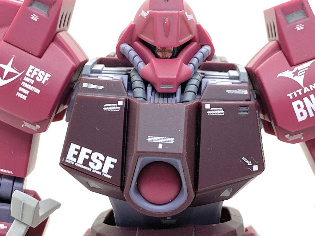 デカールは機動戦士Zガンダム/機動戦士ガンダムZZ汎用1やベルテクスのコーションなどを満遍なく貼り、カトキ風を目指しました。ガンダムエースで連載してます機動戦士ΖガンダムDefineでライラ機はボスニアで機体番号は07でしたから、そのまま再現しました。モノアイはクリアーパーツに置き換え、設定通りに十字にモールド入れました。