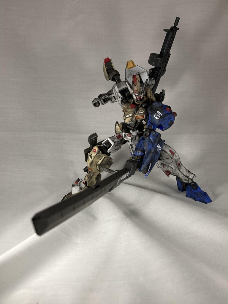 ブォン!と振り下ろすやっぱり変形したりして動きのある武器は良いですよね、大剣だとなお好み両手で構えるために横のハンドル?の位置も調整していたのですが結局振り下ろす時には手が届かなかったので上に振り上げるまでは両手で持ち、振り下ろす時は重力落下気味に振り落とすという設定です