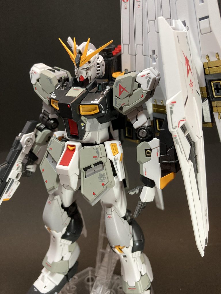 腰、肩、胸にレッドポイント追加。デカールと並ぶとあまり目立たない…？