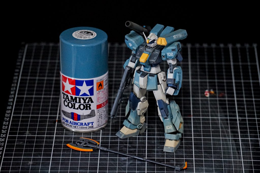 エアブラシは持っていないので、それっぽい色を探した結果タミヤのインターミディエイトブルーに辿り着きました。フィルタリングで色味を変えて、良い感じに落ち着いたと思います。イザーク大好きなので楽しかったです笑
