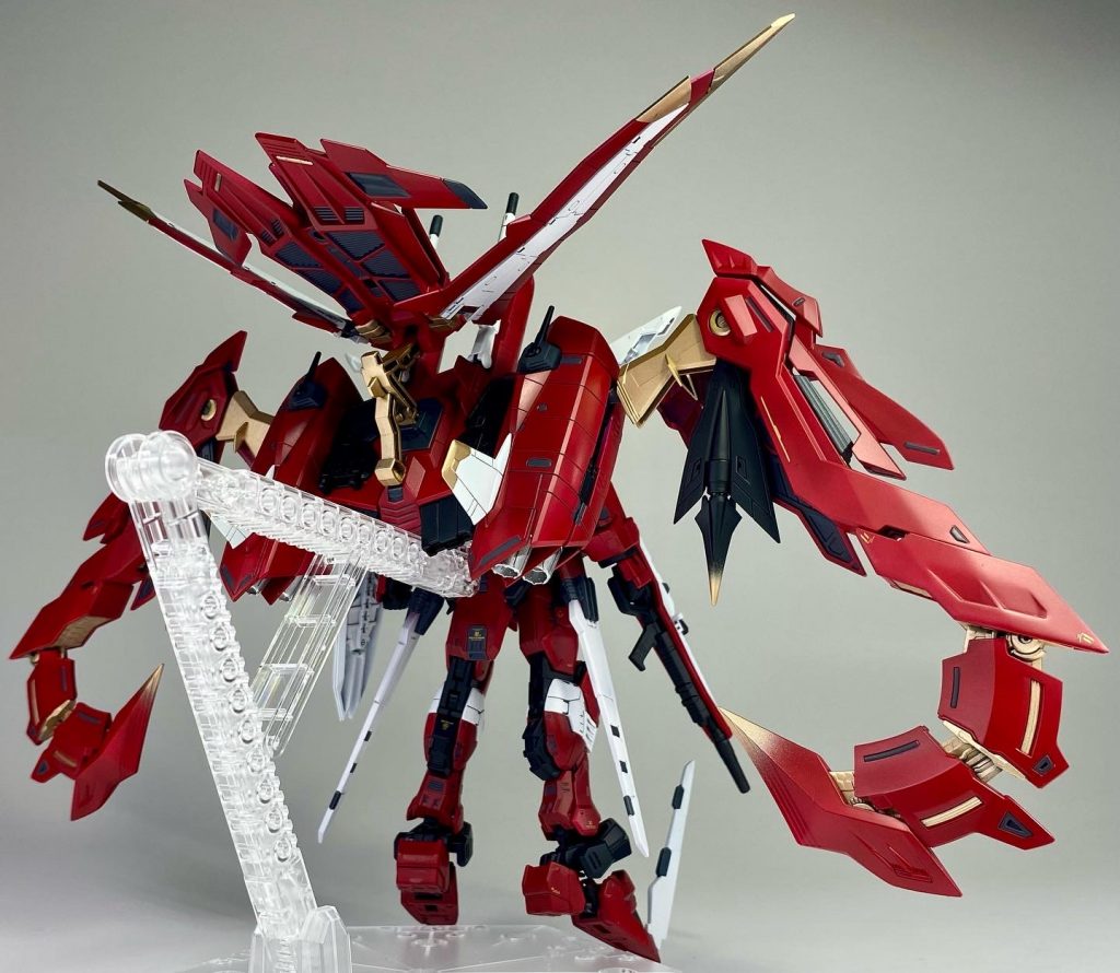 背面ショット。部分的なダークグレーはエナメル塗料ジャーマングレーで筆塗りをしています。