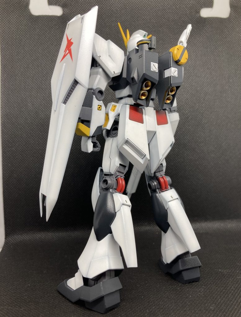 個人的にファンファンネル取り付け部のオレンジ部の塗装がめんどくさかった。あんまり見えないからスルーしようかと思ったけどめげずに塗り分けましたこっそりシールドの先端も尖らせてみました。バーニアのクリアーオレンジが個人的にはお気に入りオケツの塗装はサボりました。