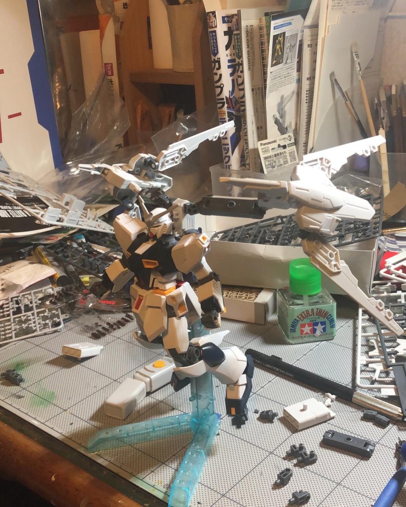 突撃ブーストモード超音速での突撃が可能。その代わり、軽量化の為バインダー部ミサイルランチャーはパージする必要があった（後に改善）