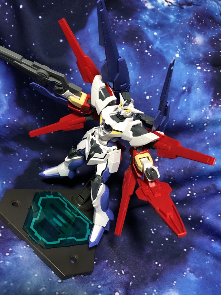 1.5ガンダムの作成中、説明書に載っていたリボーンズガンダムとの関連設定から「良いとこどりしたい!」の欲望が芽生え、試しに組み合わせてみたらもうこの時点でめちゃくちゃカッコいいじゃん!(親バカ)となって火が付きました。せっかくなら色を合わせたいな、と考えた時に上記設定や元ネタの小説の落とし込み方を思いつき、形になったのが今回の作品です。よく写真残してたなぁ