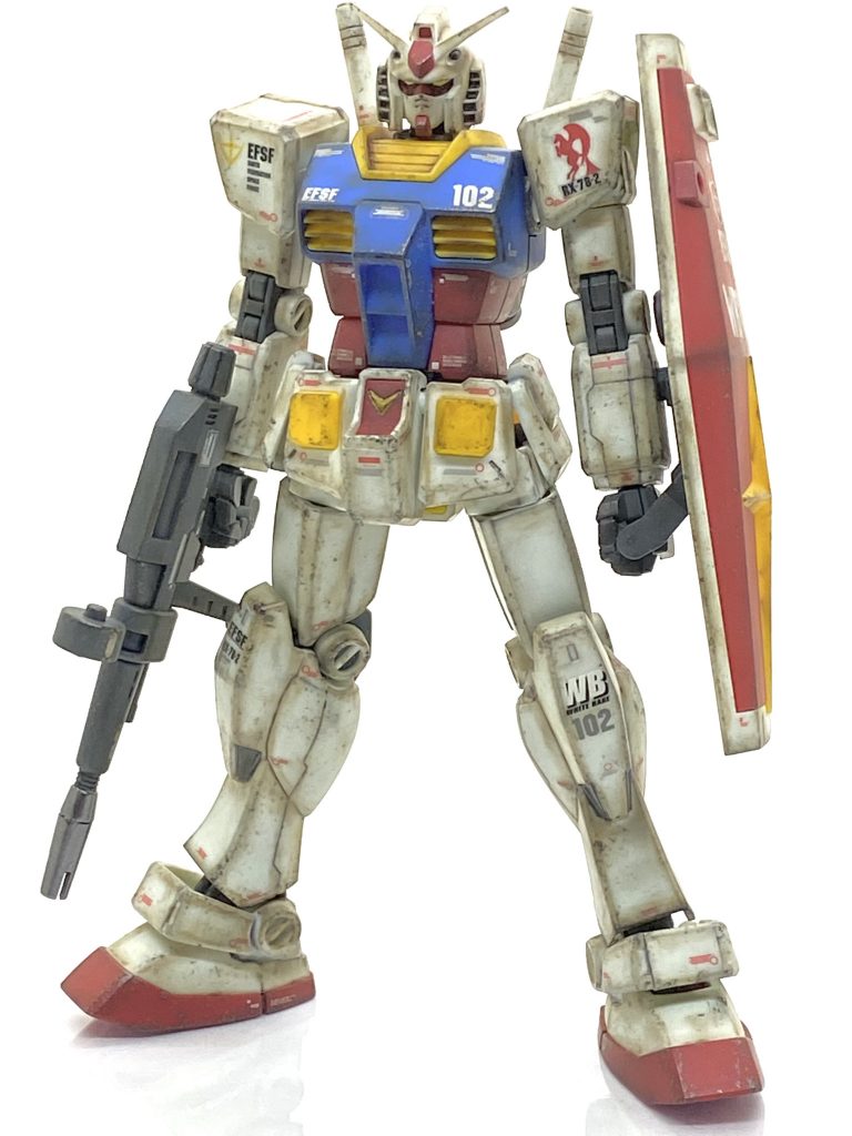 HGUCのガンダム - REVIVEを成型色仕上げ+αで作ってみました。ガンダムといえばガンプラを作っている方は知らない人がいないと思う機体ですが様々なアプローチも出来る機体だと思います。REVIVE版はスマートなプロポーションと幅広い可動範囲で文句のつけようのない内容のキットでガンプラ復帰第一作はこのキットでカメラアイのクリアー化や様々なポージング出来て素組みでも大変感動した記憶があります。二年以上前にデカールを貼りつや消しクリアーを拭いて完成して飾って置いたのですが・・・らいだ~Joe様のお気軽汚しをして投稿したくなり手を入れてみる事にしました。