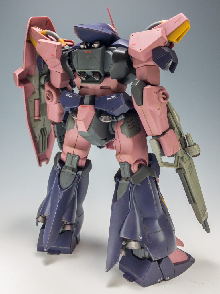 リアビューです。バーニアはガンマカエアブラシで、ヘビーガンメタリックを吹いています。お手軽でいいです(笑)背中の黒い部分は肉抜きが目立ってしまいますね(汗)次はプラ板で埋めようと思います。