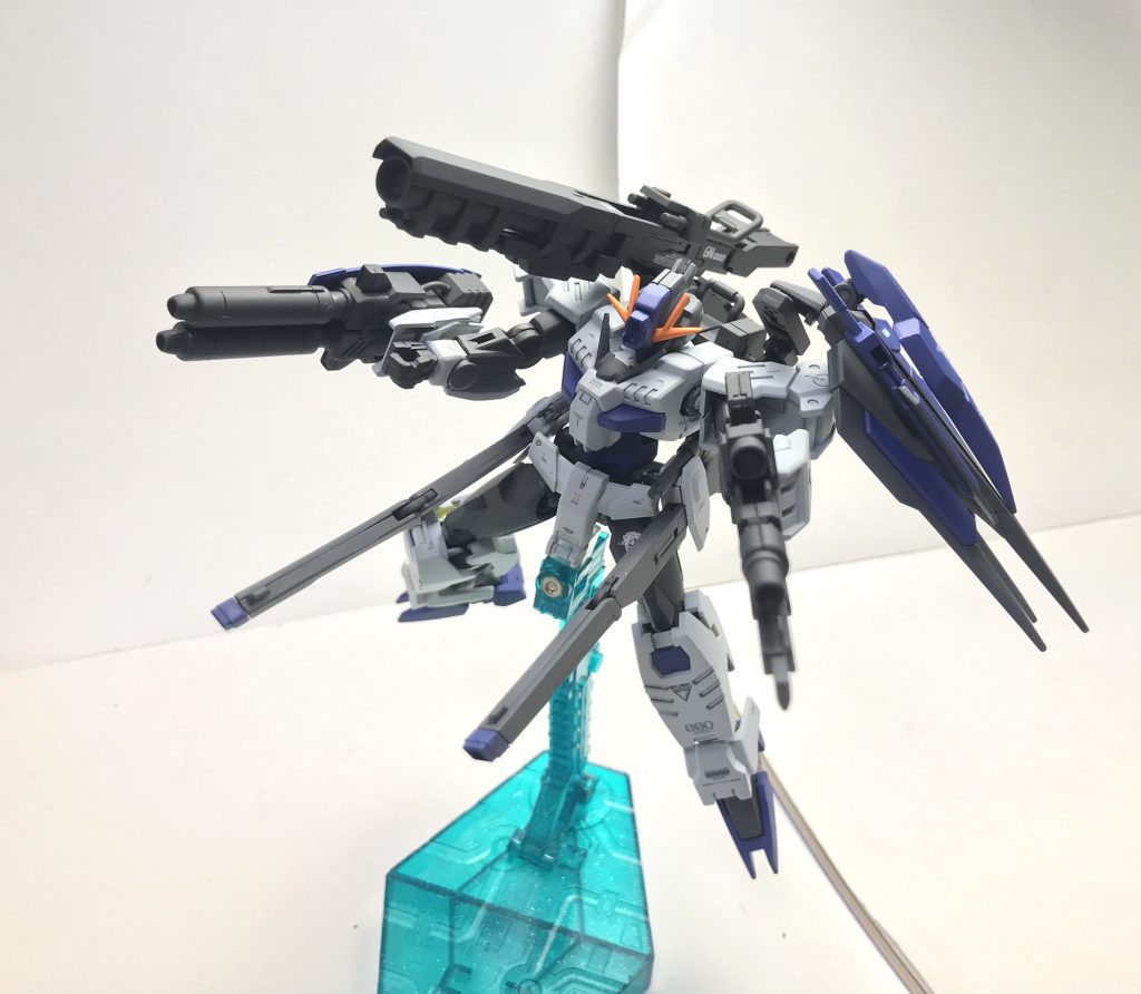 一斉射撃。エネルギーを著しく消耗する代償としてその威力は絶大であり、多数の敵や巨大な敵を瞬時に撃ち抜くことが可能となっている。長々と失礼しました。コマンドクアンタをFAZZ風に仕上げてみたものです。