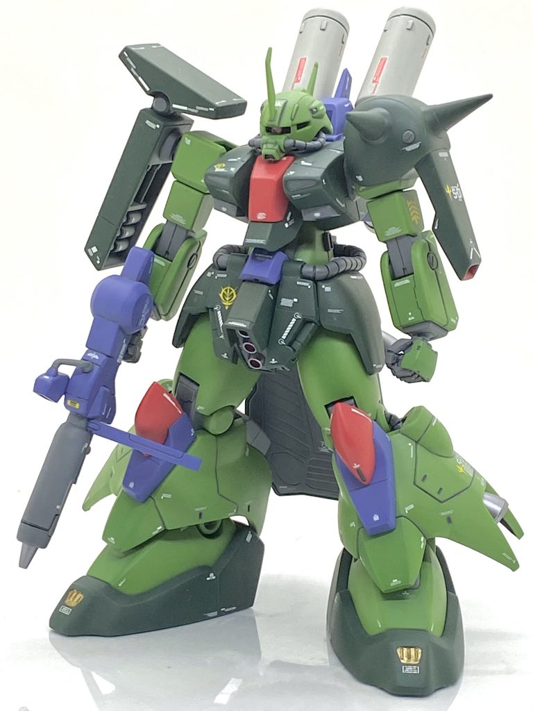 ザクⅢ改は古いキットなので至る所に合わせ目があり、接着しても成型色が濃い緑色の為にどうしても白化が目立ってしまいます。こういう時に役立ったのが20年物のガンダムカラーで固まっていたので溶媒液で一日溶かして、合わせ目にやや弱めの圧でエアブラシでぼかしながら吹きますと・・・ほぼ成型色なので良く馴染みこの後につや消しクリアーを吹きますと殆どわからなくなる程に違和感が無く、安い時に買っておいて正解でした。手や関節を塗装する際に今回はサーフェイサーのメカサフライトを使ったのはこの塗料なら相当に剥げにくく、今回は各部グレー部に使っております。バックパックの部分は一度使ってみたかったバーチャロンカラーの風群青にしましたら、サフの上からも奇麗に発色して一部はマスキングしてメカサフライトを残し塗り分けたので古いキットとは思えない位に見栄えが良くなりました。腰にはコトブキヤのディテールアップパーツを貼って少しは幅が広くなるか・・・と思いましたがそうでもありませんでしたが(笑)、情報量は増えた気がします。後はショルダーアーマーや腕にもボルト上のパーツを接着しています。