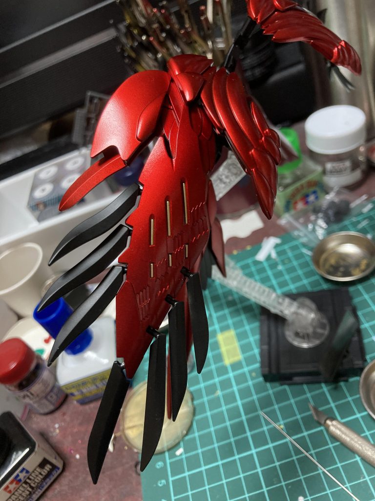 翼は初のキャンディ塗装です。ガイアノーツ黒サフ、ガイアノーツのEXゴールド、ガイアノーツクリアレッドの順で塗装しました。