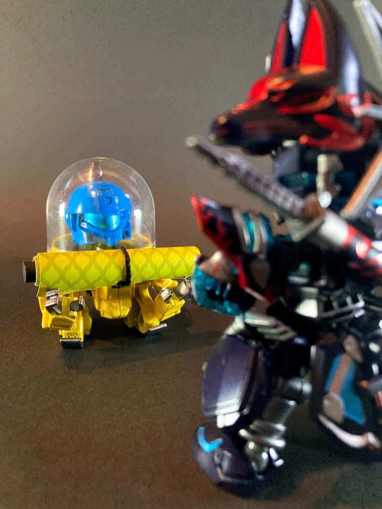 〜〜〜〜〜〜〜〜〜〜〜〜SDガンダムワールドヒーローズ、アニメ本編に登場するマゴハチを再現しました。大変個性的で小柄な体型と一般人フェイスな容貌とは裏腹に、劇中設定では信長ガンダムエピオンの愛刀・へし切り長谷部を鍛えていたり、炎獄島を訪れた曹操ウイングガンダムに倚聖剣を、佐助デルタガンダムに忍術秘伝の巻物を与えて対ダーク信長との決戦に不可欠な新しい力を授けるなど、短い登場ながらもムシャワールド勢の物語上とても重要な役割を担っていました。演者MSは『機動戦士ガンダムUC』に登場するプチモビのトロハチで、刀匠モチーフは戦国時代の美濃国・関の孫六兼元、トロハチと孫六を掛け合わせて「マゴハチ」という事かと思われます。
