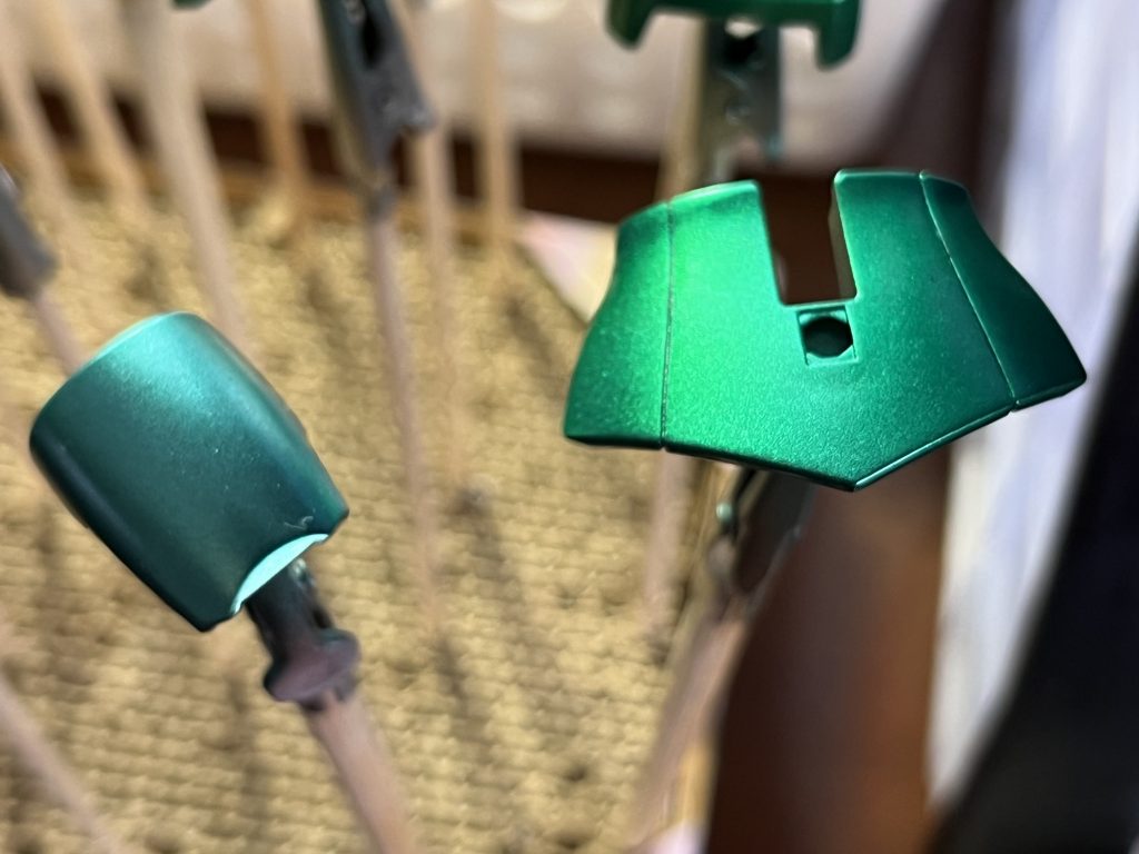 GXメタルグリーンにクリアーグリーンを重ねたものと並べても、まぁお世辞にもザクとは言えませんよね。