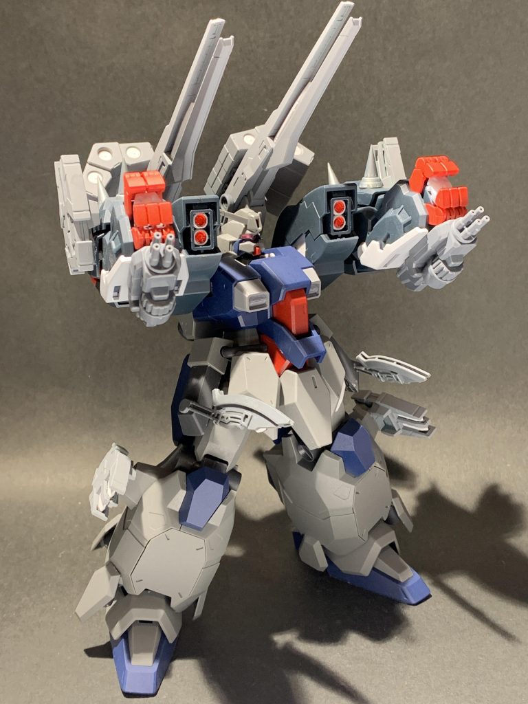 腕部はガンダムダンダリオンを使用、機体正面に火力を集中させた、遠・中距離の砲撃戦や拠点攻撃を想定しています。背部にはGNキャノン、肩部レンズは拡散粒子砲、腕部にガトリング砲、機体各所にミサイルを装備