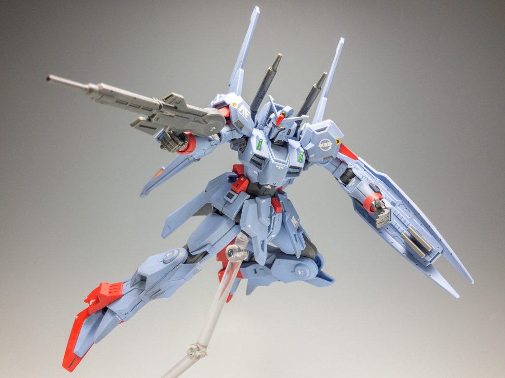 射撃ポーズで。リアアーマーやバインダーが邪魔になるものの、最近のキットなので可動は問題ないです。