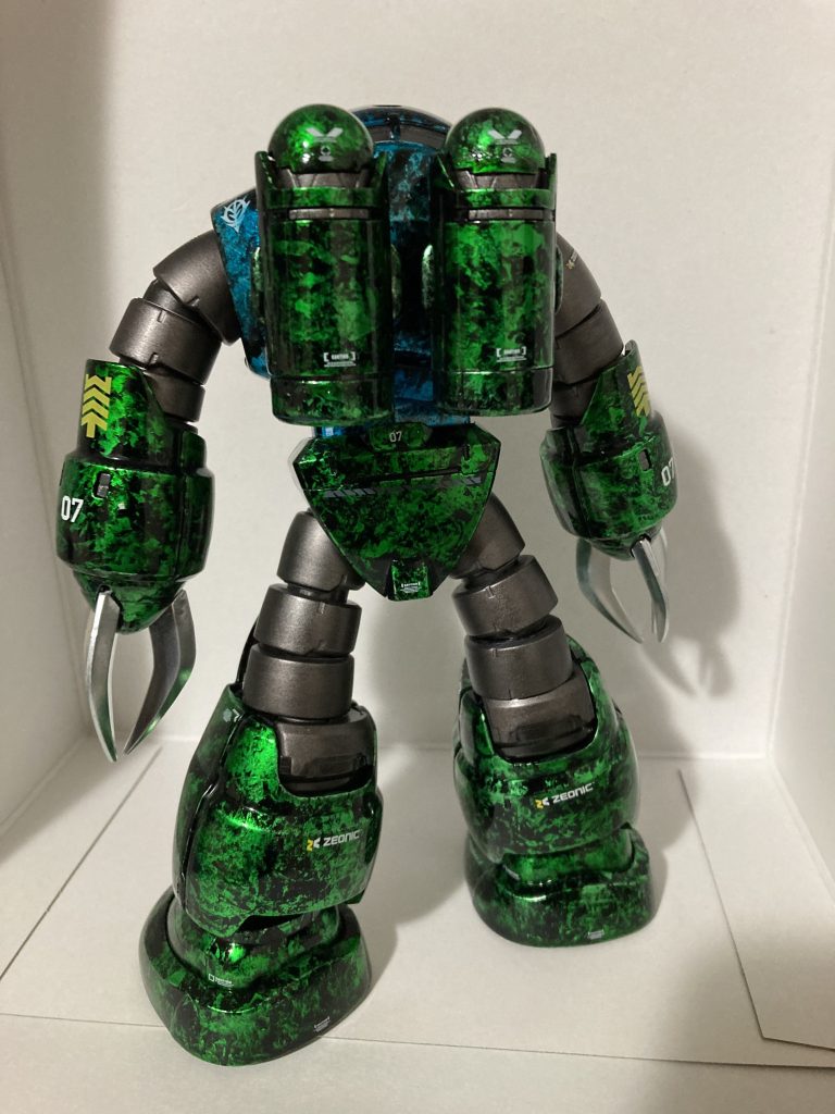 バックショット。ZEONICのデカールでお気づきでしょうが、テレビ版をまともに見てないニワカです。いいんです、なんとなくカッコよくなったので。とはいえ、ぼちぼちデカールワークについても勉強しないといけないですね。いい加減CAUTIONばかり貼るのを卒業しないといけません。