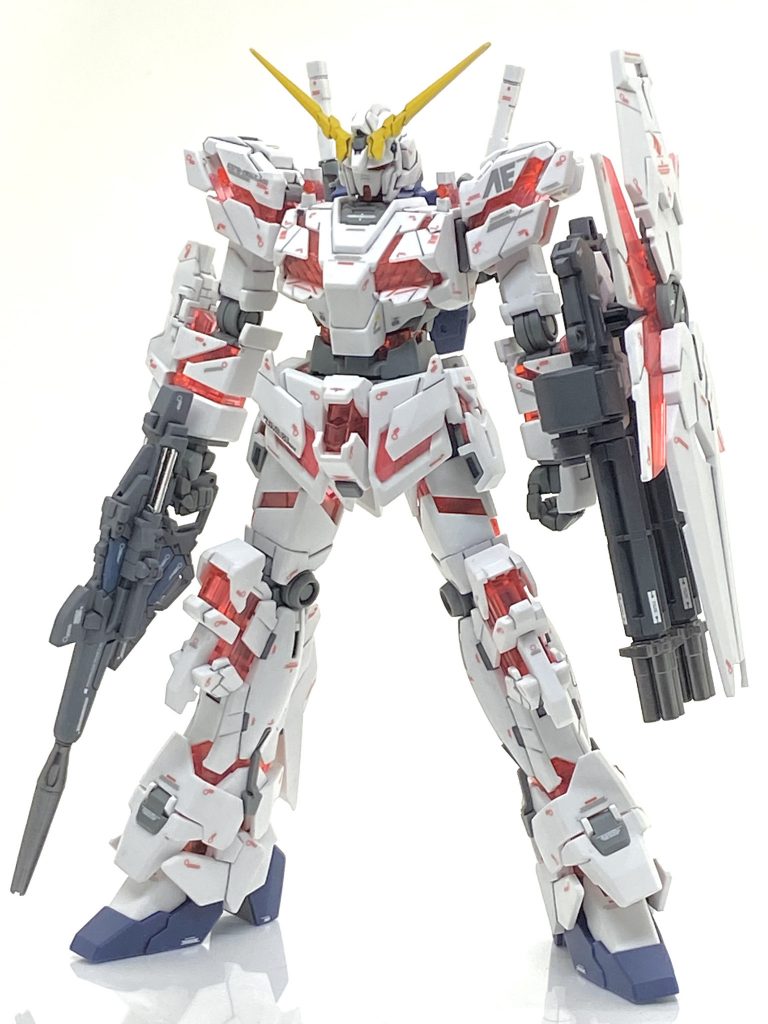 HGUCのユニコーンガンダム(デストロイモード)を成型色仕上げ+αで作ってみました。ユニコーンガンダムは人気機体で様々なグレード、サイズでインジェクションキットになっていますが最初のMGの次に出たHGUCは足も長すぎず、変形も無いため強度もあるのでアニメが出た当時は一度は作ってみたいと思いました。特に機体をデザインしたカトキハジメ氏のコーションマーク満載のガンダムデカールもあるので1/144サイズでカトキ版を作りたいと思い、時季外れながらも作ってみる事にしました。