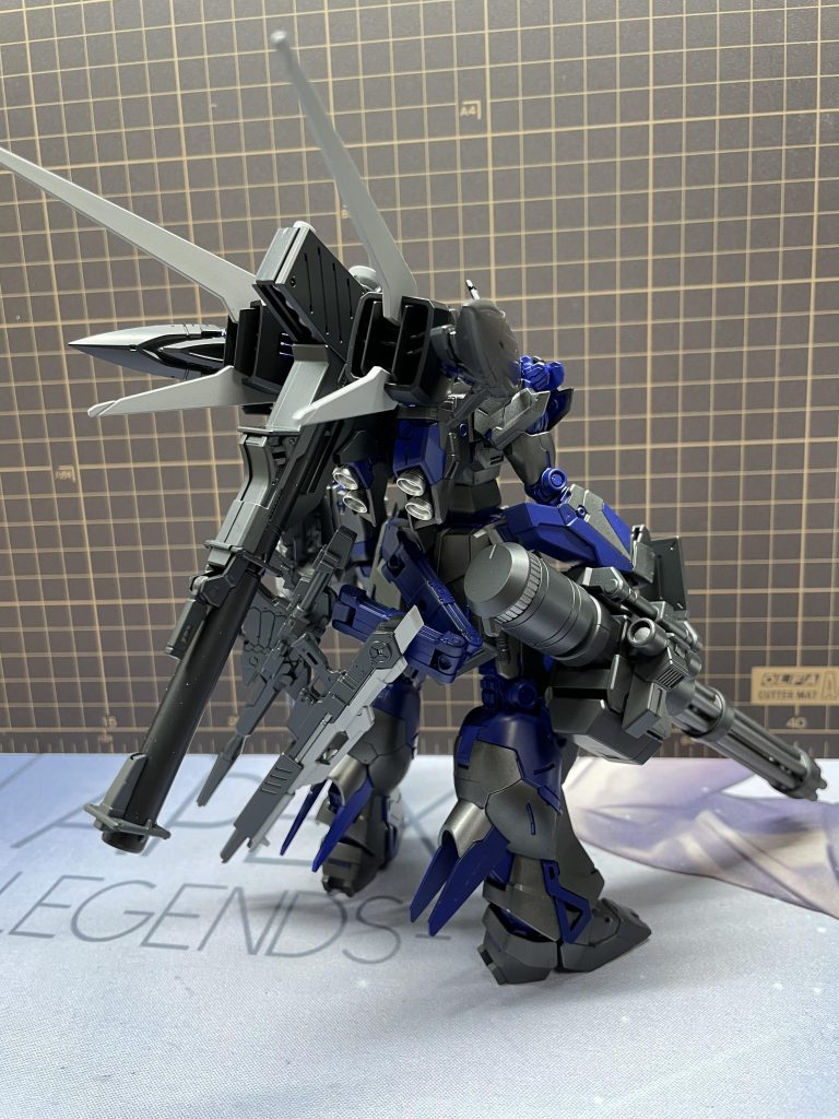 あるロボットゲームのキャラの機体色を参考にさせてもらいました。ここたま!ガンメタの上からクリアブラックを塗って暗めのメタル色を演出して、黒下地に青を直塗りしました。椎茸頑張ったのにどこも目立たない…無骨な兵器感を出したかったのでデカールは…貼ったんですが全く見えません(笑)