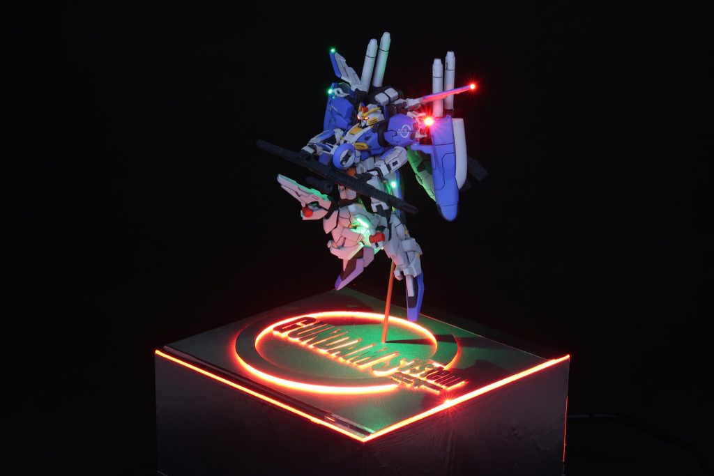 台座にはGUNDAM SYSTEMのロゴを発光で表現。