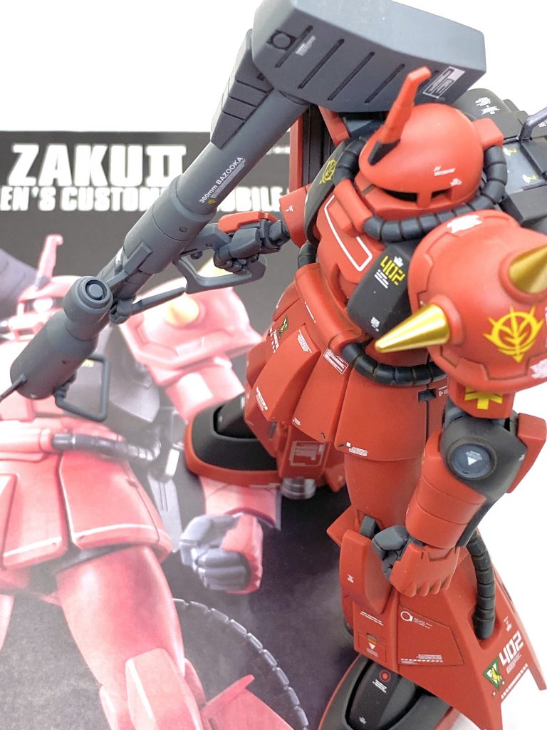 最後は説明書と。ジョニーライデンの代名詞である専用ザクは真紅の稲妻と言いながらも結構な塗り分けがあり、MSVが出た当時のキットや旧MGは分割が中途半端な上に赤色の成形色は裏が透けていて塗装しないと見れないレベルでしたが…このキットは黒や黄色の部分も含めて、ほぼ色分けされている上に深みのある成形色は技術の進歩を感じさせてくれます。バックパックの赤の部分だけちょっと頑張って塗り分けて、つや消しを吹けば見れるレベルになり、特徴あるマーキングだけ貼ればカッコいい真紅の稲妻になり、子供の頃の自分が見たらビックリしたと思いました。自分はジョニーライデンといえばロケット砲が付いていたゲルググの方も好きなのです・・・この素材が良いザクが出来たら、白狼や黒い三連星のも作りたくなったので合間を見ながら手を動かしていこうと思いました。ご覧して頂きありがとうございました。