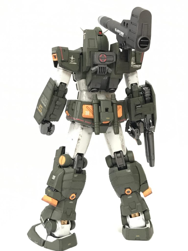 フルアーマーの後ろ姿。バーニア周りは煤けた感じにドライブラシしました。