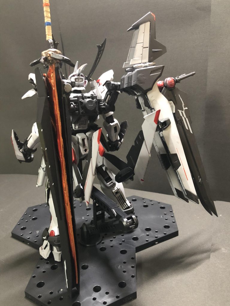 バックパックはノワールストライカーを片翼にしてオリジナル武器を懸架しました。フラガラッハを出したままにすることで悪そうなトゲトゲ感がUPしました。リアスカートにディバインストライカーのウイングをたたんで装着、必要に応じて展開するスタビライザーの設定です。