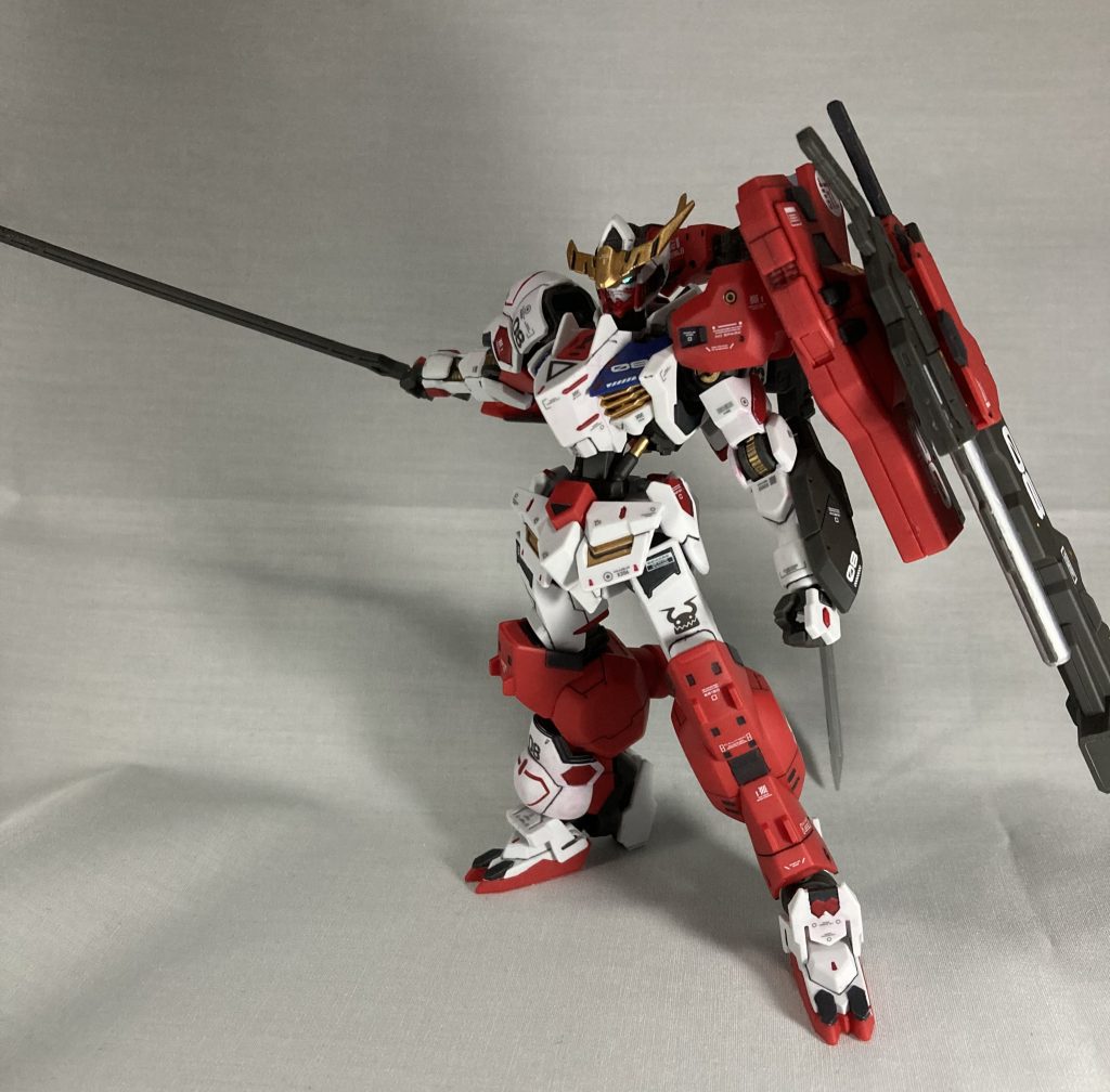 一刀流右手の刀で攻撃、左腕で防御をするバランス型のスタイル