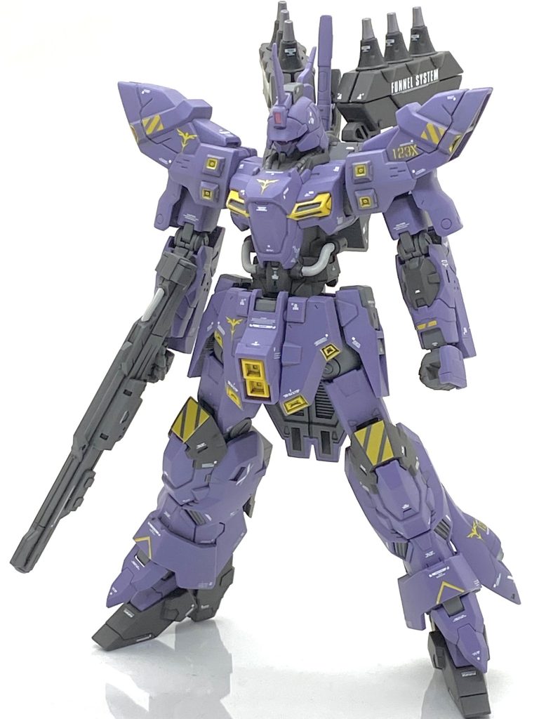 バルギルはモールドがきっちりしていて大変カッコ良く墨入れするだけで引き締まるのですが・・・逆にデカールを貼る場所を考えなくてならないのでこれは苦労しました。こういう時にあると便利なのはオリジン汎用の小さいデカールで小さい分、貼るのは大変ですが細かい位置に貼れるので非常に役に立ち、精密感が出ました。本当ならRGのサザビーのデカールがあれば良かったのですが・・・在庫が無いのでいつものHGシナンジュ用の多めに貼り、サザビーやシナンジュに繋がるラインを狙っています。