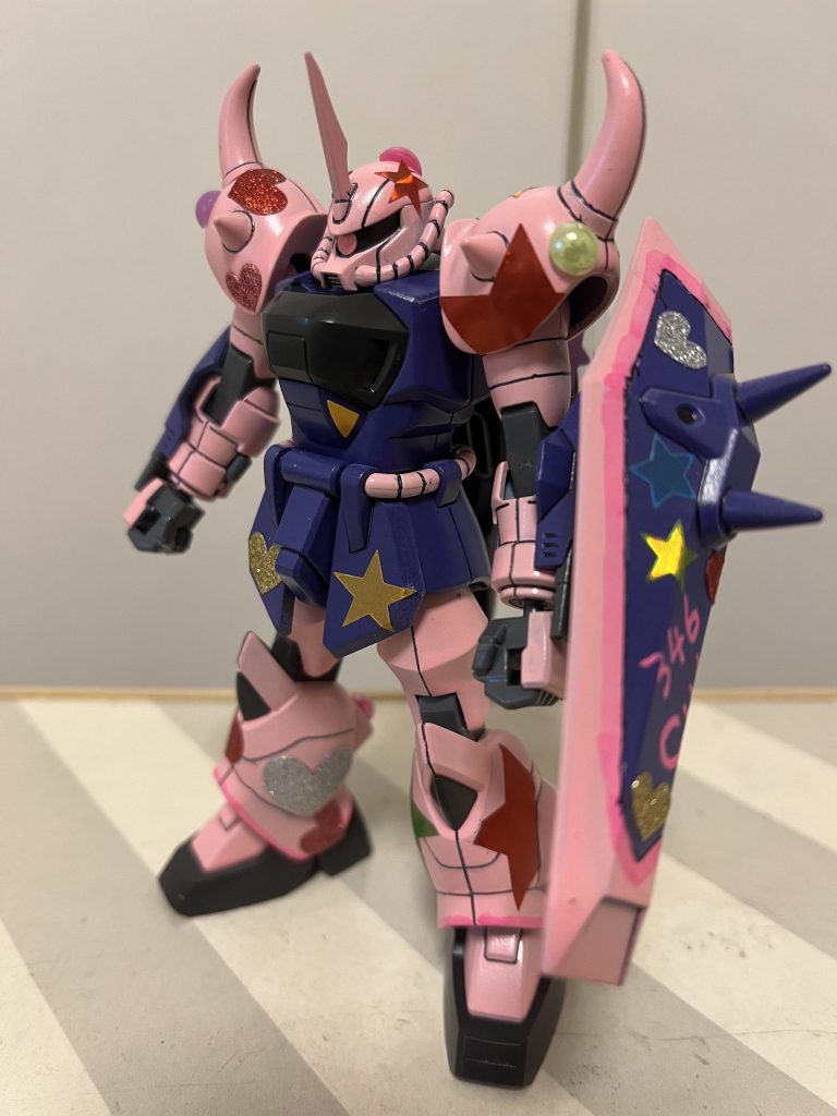 量産機の説明書無し、ポリキャップ無しのジャンク品から仕上げました。水色→ピンク、青→紫で塗装。他はそのままで、最後に艶ありスプレー塗布。久しぶりに合わせ目消しに手を出そうかちょっと考えましたが、ダルさが勝ったので、合わせ目も墨入れするという簡単な解決方法を採りましたw