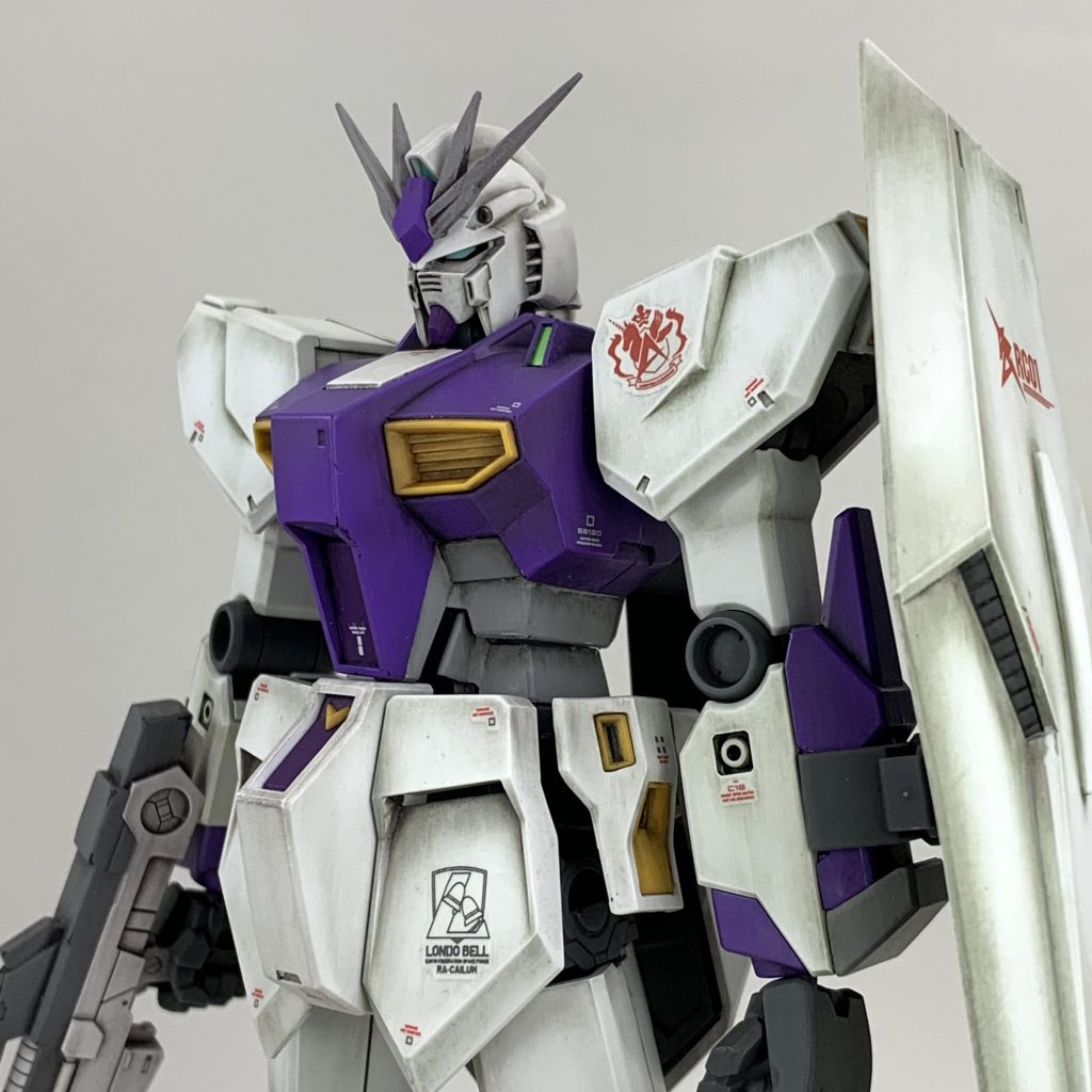 紺色部分を紫に変更してHi-ν風のカラーリングにしてますが、白や黄色、関節は成型色のままです。トップコート後にリアルタッチマーカーのグレー2で全体にウェザリングを施しています。