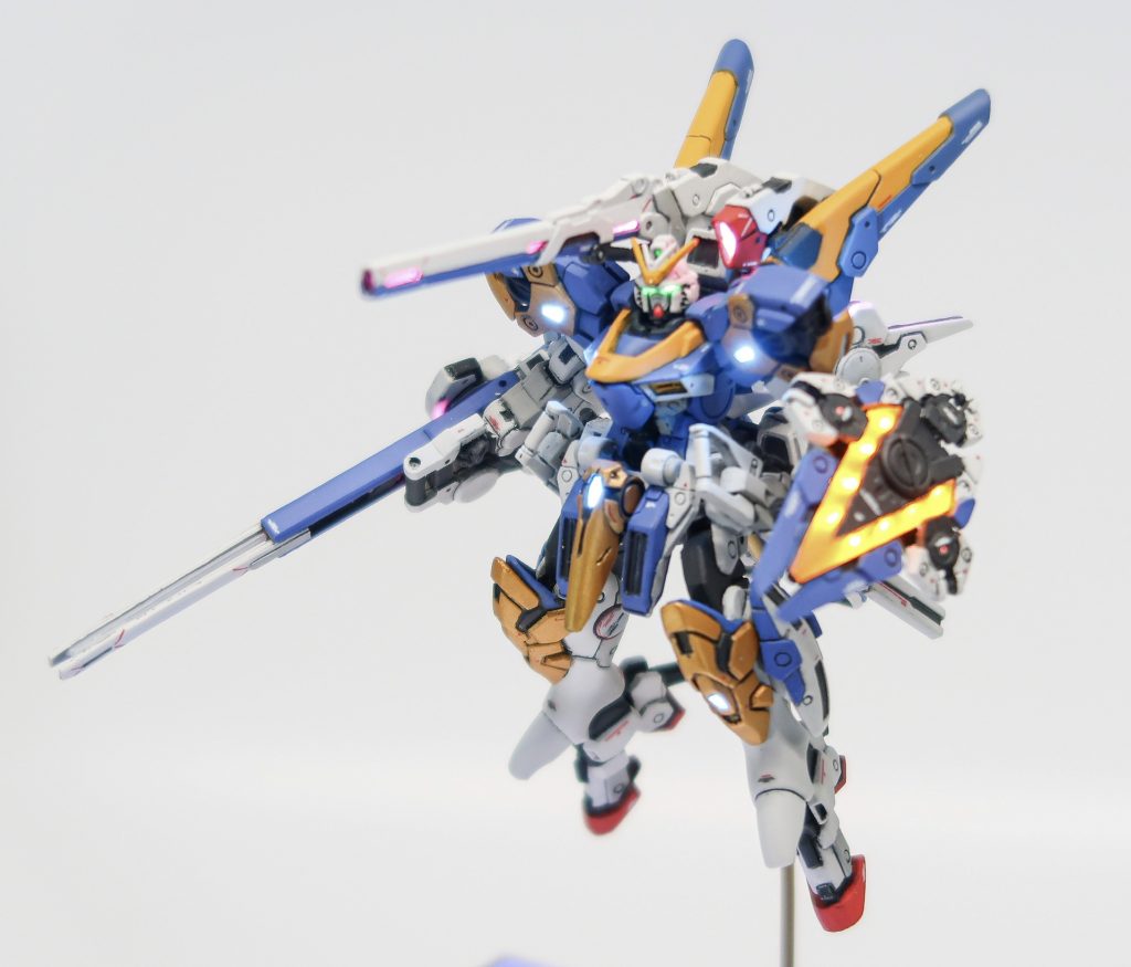 機体左側。シールドはV字ビーム?発振部も発光。