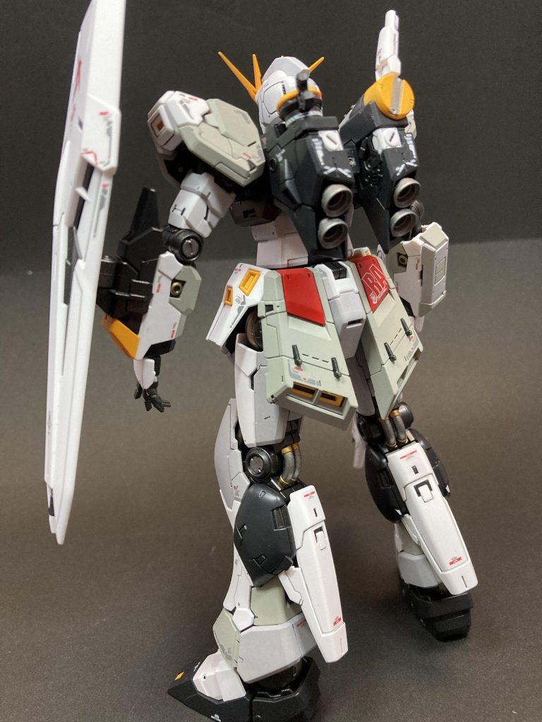 背面はあっさりとです。突起になってる所とか、薄く蛍光グリーン入れてみる。