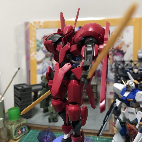 グリムゲルデ！制作案が頭に降ってきたのでガンダムベースへ足を運んで買ってきましたよ。写真に一緒に写っているから誰の機体になるか…乞うご期待。🎙「ガンプラバトル同好会！盛り上げていきますよおおお！！」しかしこのキット、かなりサクサク組めてそれでいて可動域が素晴らしいですね…缶スプレーの上みたいな狭い足場でもバッチリ立ってポーズが決まる…もう一個欲しくなってきますわ…（2枚目）