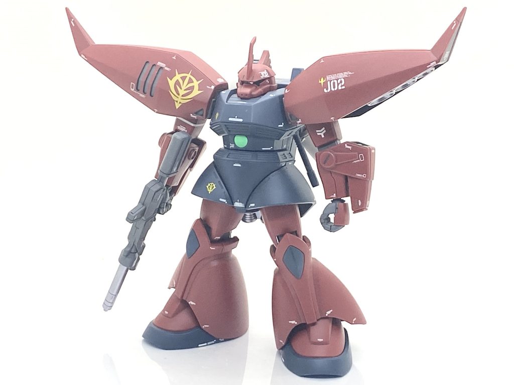 HGUC リゲルグを成形色仕上げ＋αで作ってみました。HGでシャア専用ゲルググが出た時から、リゲルグが出るのを待っていた程に第一次ネオジオン戦争のMSのファンです。ですが・・・量産型や新金型でビームライフルまで付いたガトー専用のは比較的早くキット化されましたがリゲルグは出ませんでした。旧キットやMG用の改造パーツも持っていて旧キットのニコイチやMGサイズで作ろうとも考えましたが・・・前者はあのカッコいい専用のビームライフルが入ってなく、後者はビームライフルは付いてはいますが肩のバインダーのせいでかなりのサイズになってしまうので飾る場所も無いので待つ事にしたらガンダムユニコーンで出ますがキット化のアナウンスは無く「人気ないのか？」と思ってしまいます。しかし、そのガンダムユニコーンでリゲルグも出ていたので「もうキットが出るだろう」と思いましたら先にZZ版のリゲルグが出て、その後にユニコーンVer.のも出て、ちゃんと専用のビームライフルも付いているのでディテールを活かしながら作る事にしました。