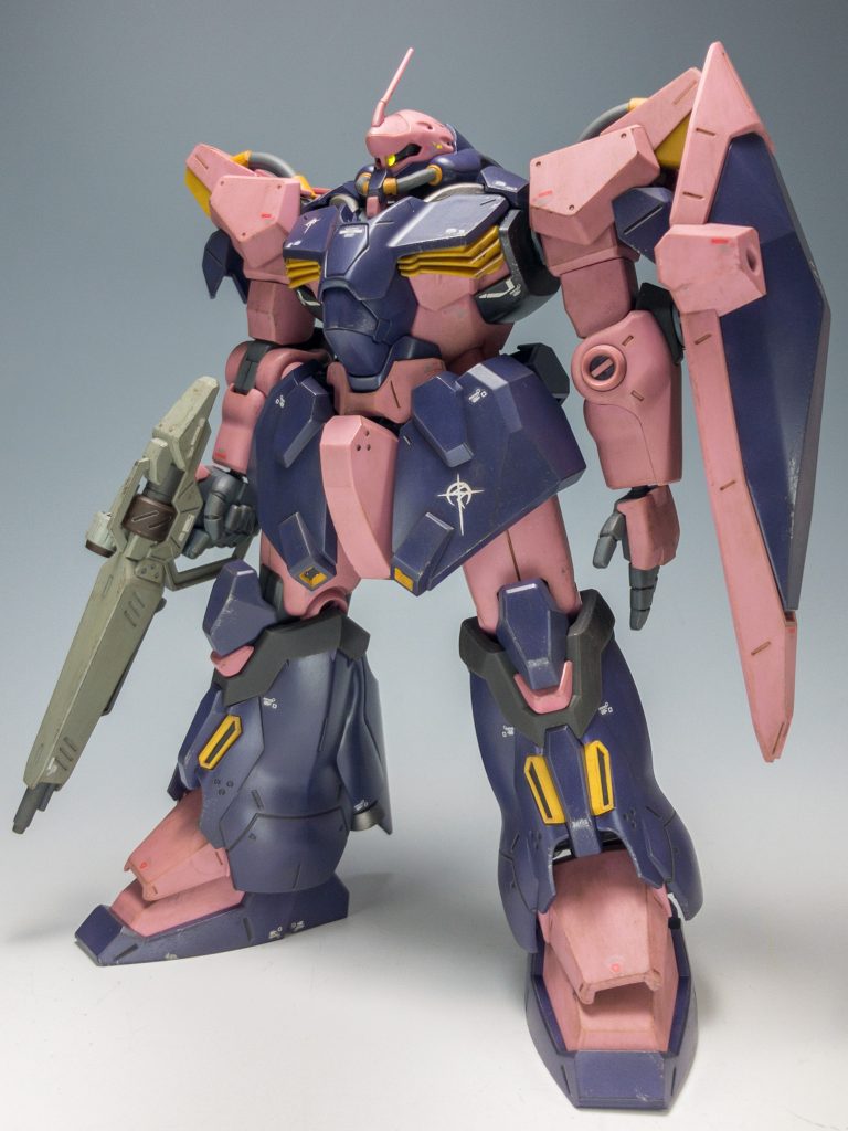 フロントビューです。せっかくなので、武器を持たせてあげました。黄色の部分は、シタデル筆塗りです。閃ハサ汎用のデカールを貼ったあと、つや消しを吹き、Mr.ウェザリングカラーのグランドブラウンをだいぶ薄めてウォッシング、黒鉄色でチッピング、ウェザリングマスターのマッドで仕上げ、最後につや消しを吹いています。