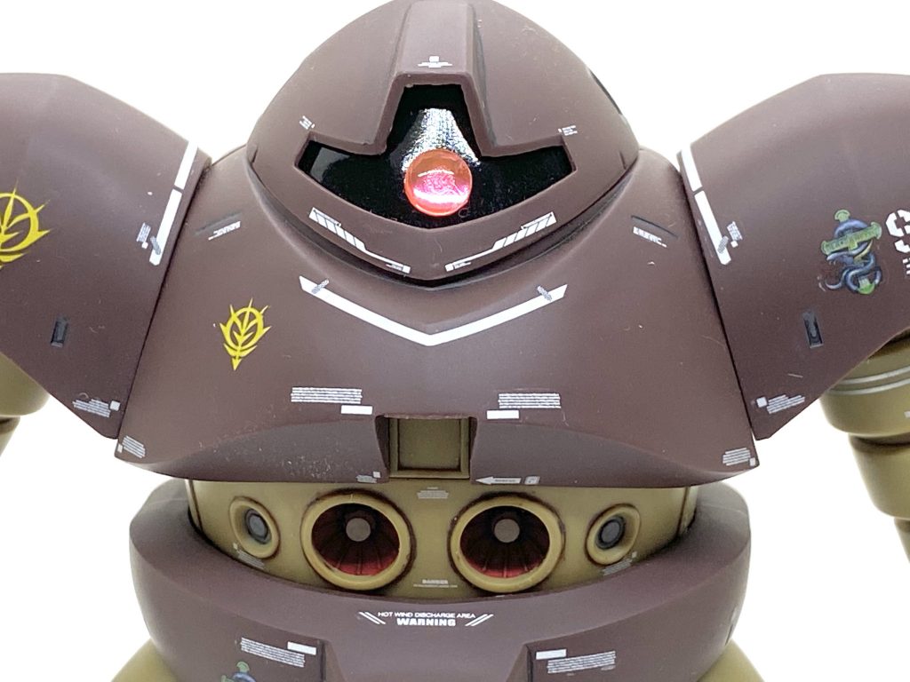 デカールはガンダムデカールのRGのシャア専用ザク用とHGシナンジュ用をメインに市販のコーションデカールを満遍なく貼り、カトキ風にしました。今回は北大西洋潜水艦隊でザクマリンタイプのテストを行ったと記録にありますシーサーペント隊のデカールを貼り、ザクマリンタイプのテストの随伴機をイメージしており左肩と右脇原付近に貼りました(シーサーペント隊もゴックは配備されていたと資料で見た事があります)。モノアイは定番のクリアー化で裏にラビーを貼っています。