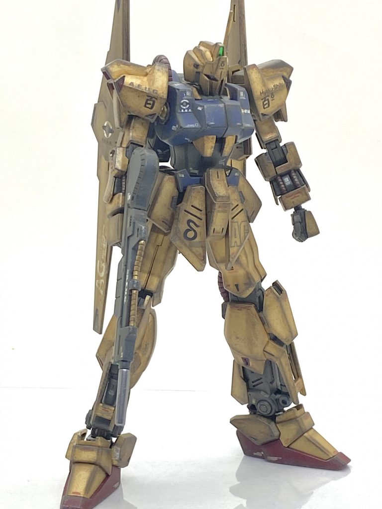 らいだ~Joe様の作例の画像を見ながら、いつもより丁寧に汚しをしていき・・・何とか見れるようになり安堵しました。ですが・・・見れば見る程に汚しで味のあるスルメみたいな百式になり、大変気に入ってしまいました(笑)。