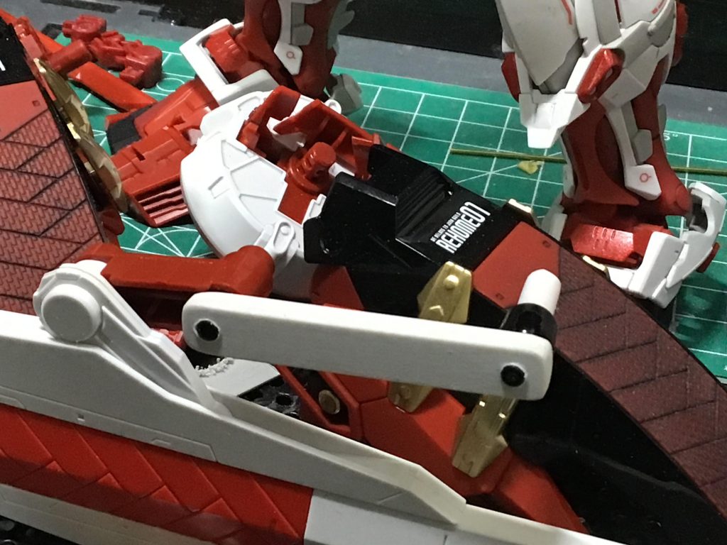 アームパーツの自作部分は、ランナーのタグを切り取ったモノを貼り合わせてベースにして、5ミリ径のプラパイプと、市販の関節パーツのボールジョイントの物を使用して関節部を作ってます。プラパイプは粗めのヤスリを軽くかけて、若干の径の調整と摩擦の増加による保持力の強化をしてます。