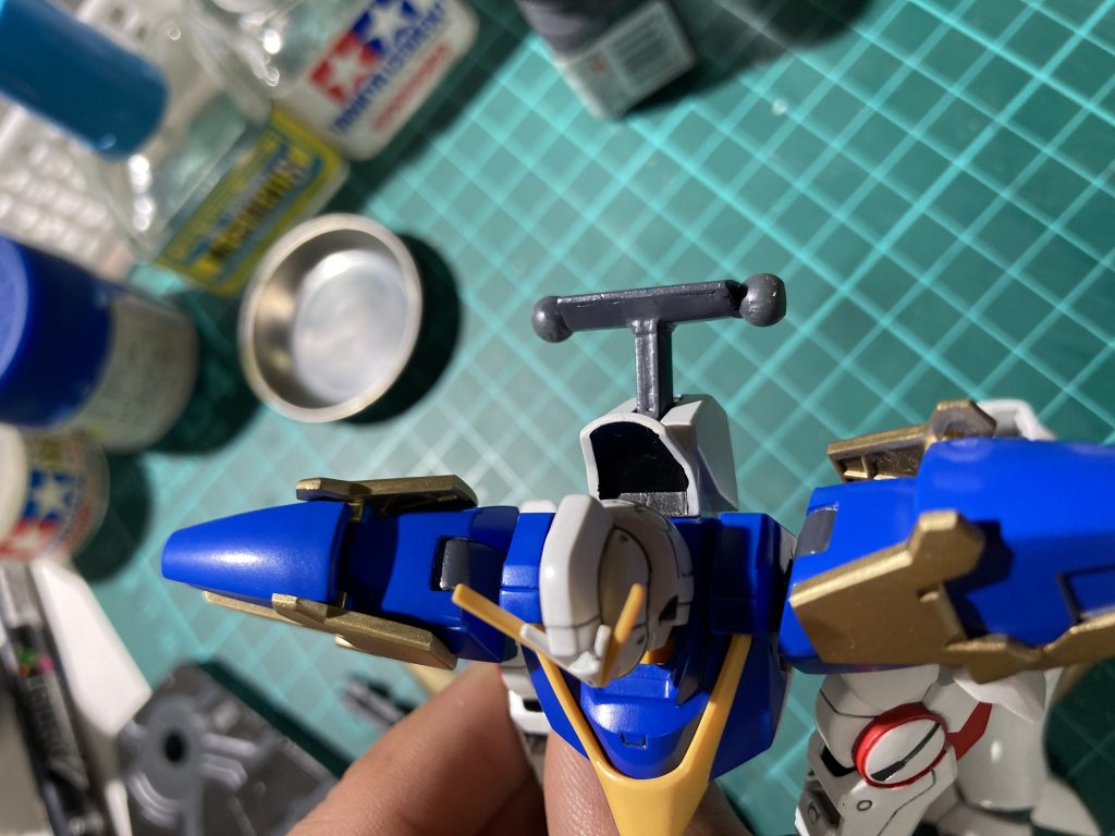 頑張りポイントその② T字パーツ補強バスターパーツをバックパックと連結させるT字型パーツが破損しやすいという情報を「ポッチのガンプラ」様で得たので、パテで補強してみました。仕上がり全然綺麗じゃないんですが、目立たない部分だからまぁ良っかの精神です。組み立ててからポーズを取らせる際に、ロングレンジキャノンとか結構動かして調整したので、成程ここは思った以上に力がかかってしまう部分だとわかり、泣きを見る前にやっておいて良かった工作です。